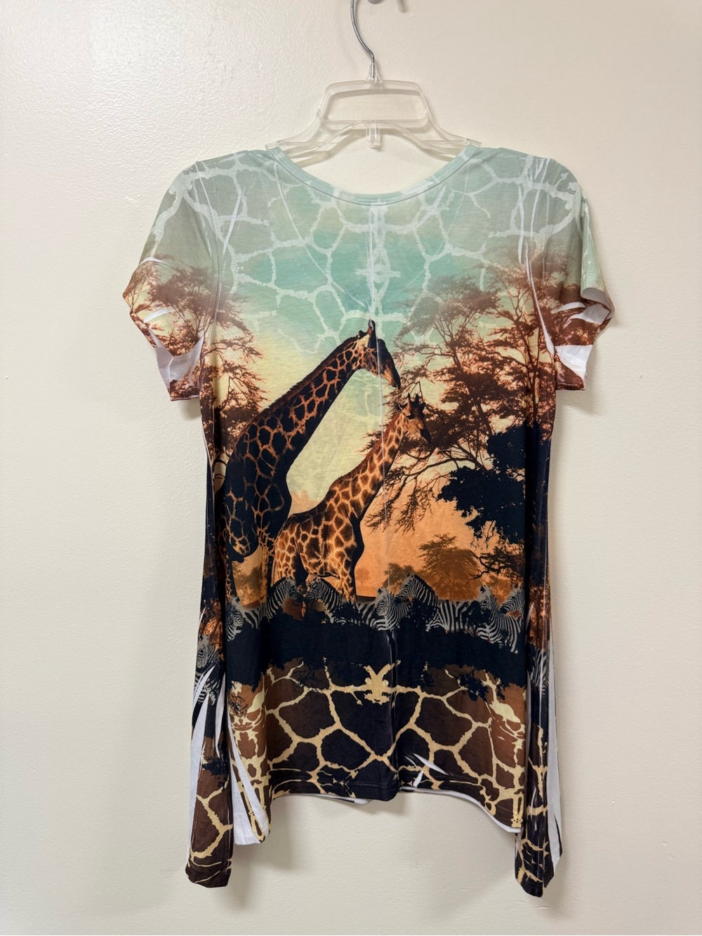Rainforest Cafe Giraffe Savannah V‑Neck Tee - Picture 7 of 7